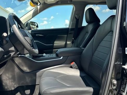 Used 2024 Toyota Highlander XLE AWD/4WD image 42