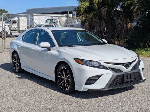 Used 2019 Toyota Camry SE FWD image 3