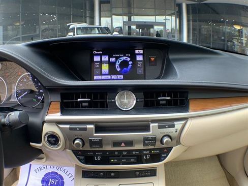 Used 2013 Lexus ES 300h w/ Luxury Pkg image 19