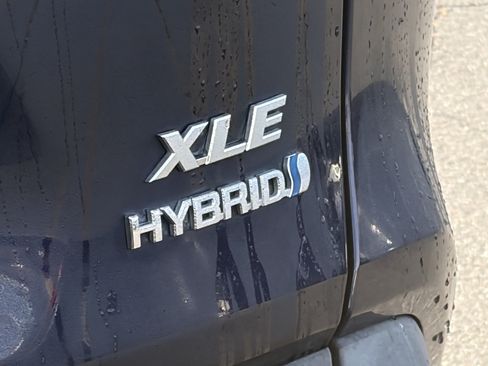 Used 2022 Toyota RAV4 XLE Premium AWD/4WD image 5