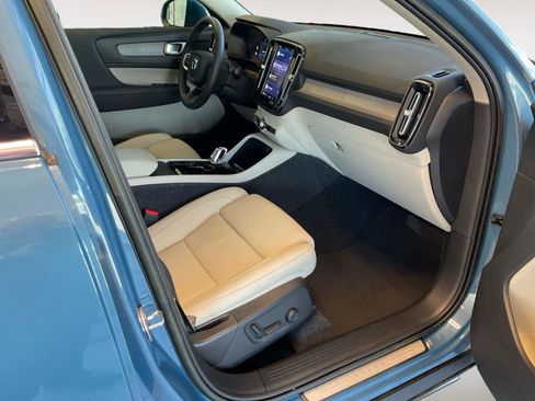 Certified 2023 Volvo XC40 B5 Plus AWD/4WD image 13