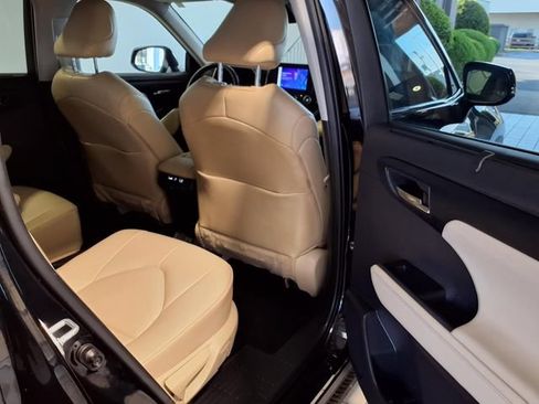 Used 2024 Toyota Highlander XLE AWD/4WD image 28