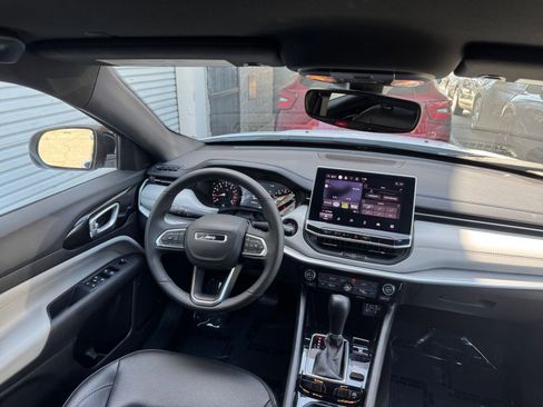 Used 2025 Jeep Compass Limited image 35