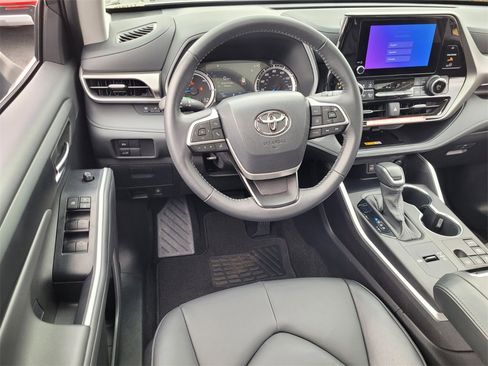 Certified 2025 Toyota Highlander XLE image 6
