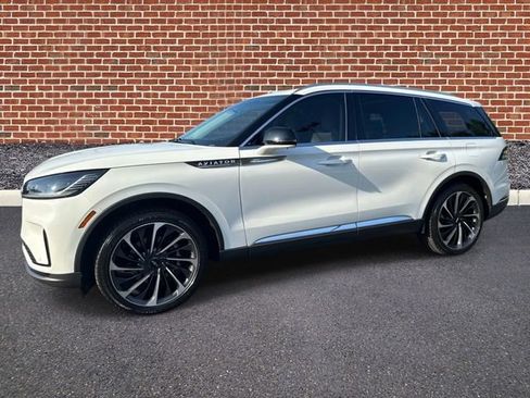 Used 2025 Lincoln Aviator Reserve w/ Equipment Group 201A AWD/4WD image 2