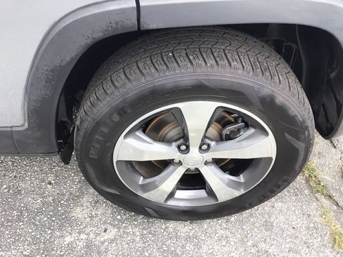 Used 2020 Jeep Cherokee Limited AWD/4WD image 16