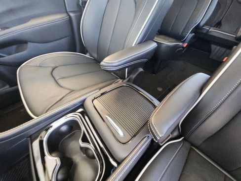 New 2025 Chrysler Pacifica Limited FWD image 31