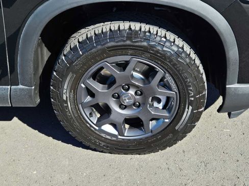 Used 2025 Honda Pilot TrailSport image 9