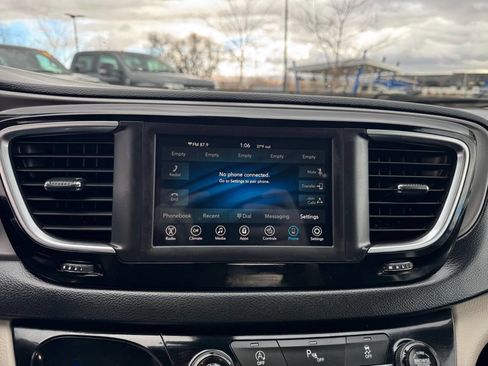 Used 2020 Chrysler Pacifica Touring-L image 25