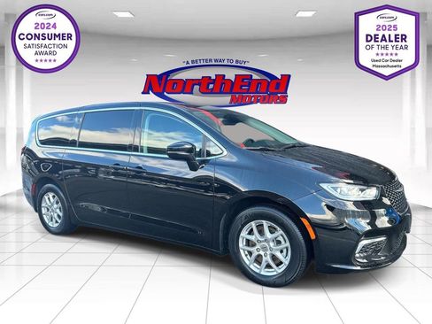 Used 2024 Chrysler Pacifica Touring-L image 1