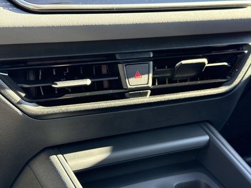 Used 2025 Volkswagen Tiguan SE image 5