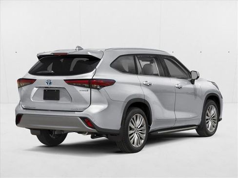 New 2026 Toyota Highlander Platinum image 2