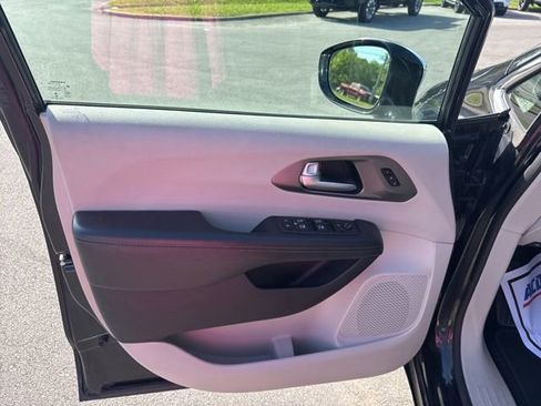 Used 2018 Chrysler Pacifica Limited w/ Advanced Safetytec Group FWD image 13