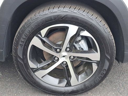 Used 2025 Chevrolet Trax RS w/ Sunroof Package FWD image 9