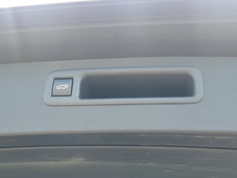 Used 2023 Toyota Highlander XLE FWD image 16