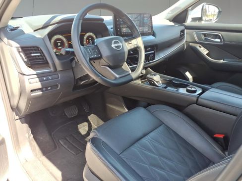 Used 2025 Nissan Rogue Platinum w/ Platinum Premium Package AWD/4WD image 11