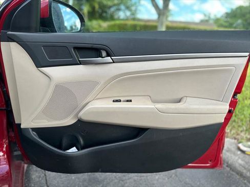 Used 2017 Hyundai Elantra Limited image 18