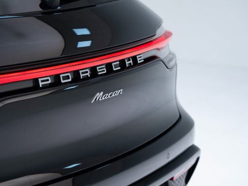 Certified 2026 Porsche Macan AWD/4WD image 13