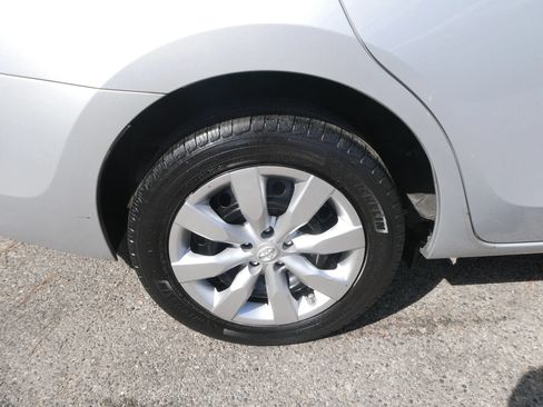 Used 2015 Toyota Corolla LE FWD image 30