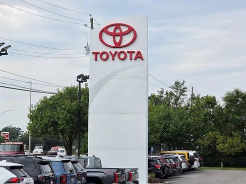 Used 2015 Toyota Avalon Limited w/ Technology Package image 4