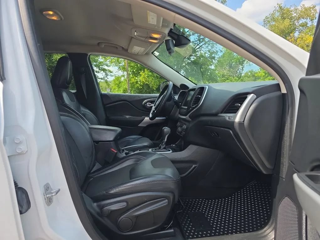 Used 2018 Jeep Cherokee Latitude Plus w/ Cold Weather Group AWD/4WD image 45