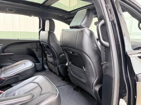Used 2025 Chrysler Pacifica Limited FWD image 33