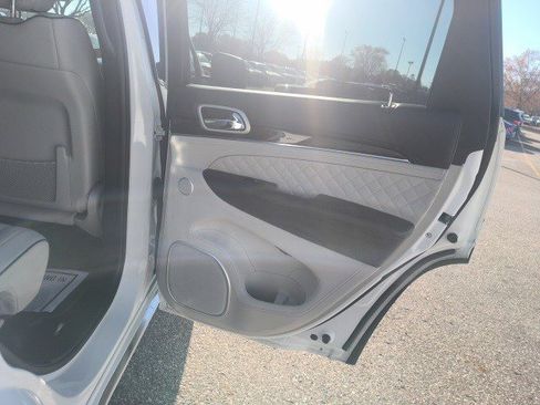 Used 2018 Jeep Grand Cherokee Summit image 16