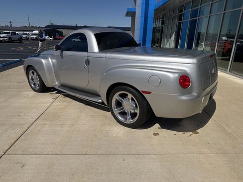 Used 2006 Chevrolet SSR w/ Preferred Equipment Group RWD image 5