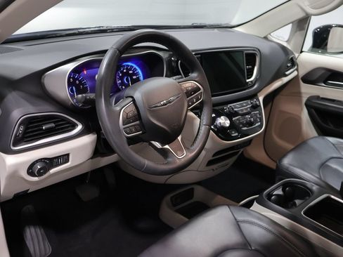 Used 2024 Chrysler Pacifica Touring-L FWD image 14