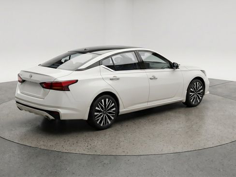 Used 2025 Nissan Altima 2.5 SV FWD image 9