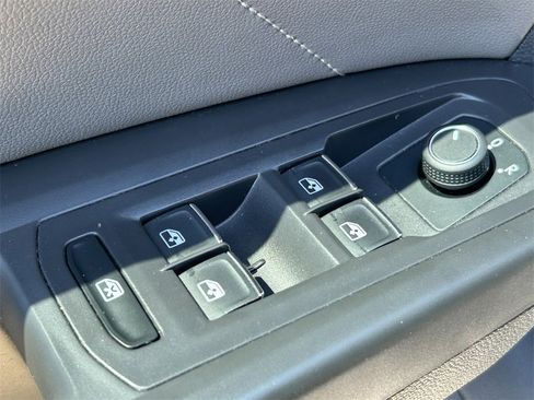 Used 2022 Volkswagen Atlas Cross Sport SE image 19