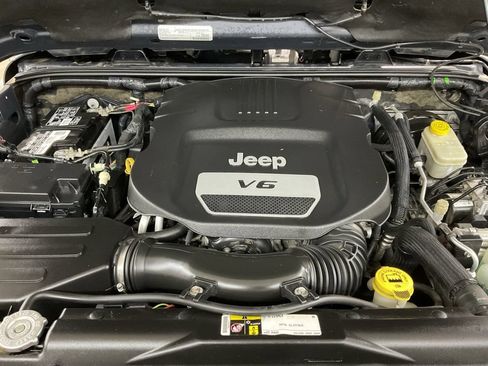 Used 2016 Jeep Wrangler Unlimited Sahara w/ Connectivity Group AWD/4WD image 31