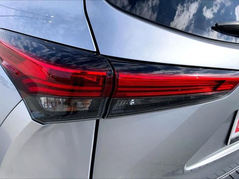Used 2022 Toyota Highlander L image 27