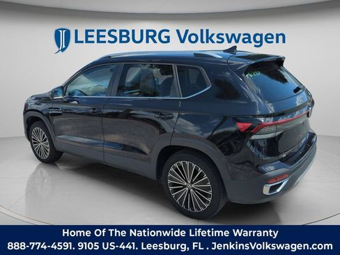 Used 2025 Volkswagen Taos SE FWD image 9