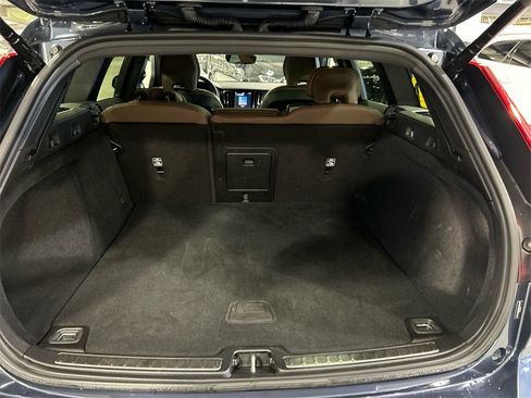 Used 2025 Volvo V60 B5 Cross Country Plus image 26