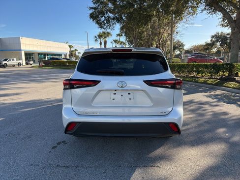 Used 2024 Toyota Highlander LE image 4