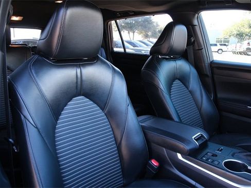 Used 2023 Toyota Highlander L image 32