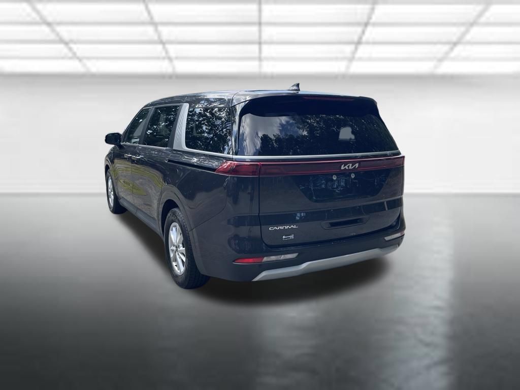 Used 2024 Kia Carnival LX FWD image 3