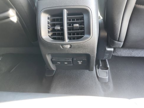 Used 2019 Jeep Cherokee Latitude Plus w/ Comfort/Convenience Group AWD/4WD image 22