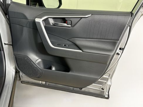 Used 2025 Toyota RAV4 XLE image 30