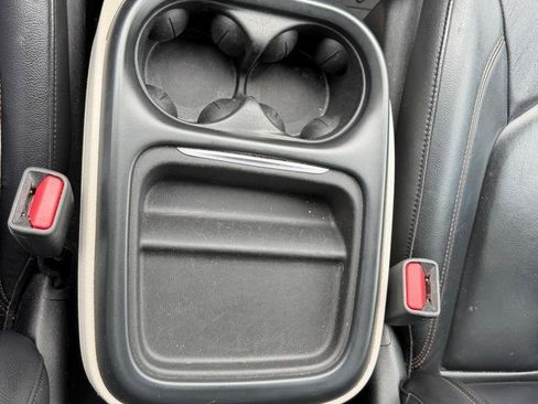 Used 2017 Chrysler Pacifica Touring-L FWD image 19