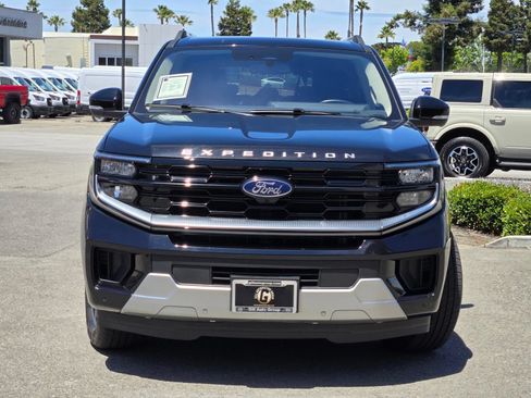 Certified 2025 Ford Expedition Max Platinum AWD/4WD image 2
