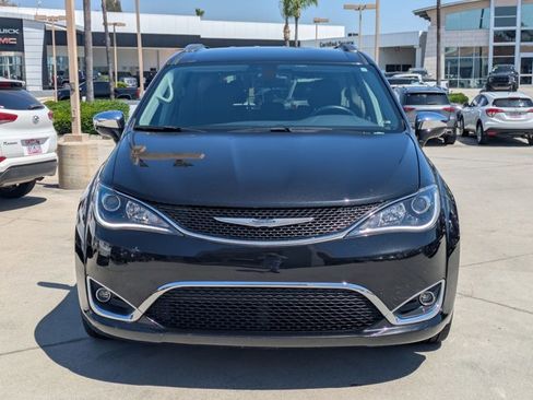Used 2017 Chrysler Pacifica Limited FWD image 2