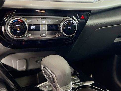 Used 2025 Chevrolet Trax LT w/ LT Convenience Package image 15