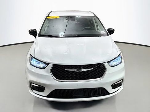 Used 2024 Chrysler Pacifica Limited FWD image 2