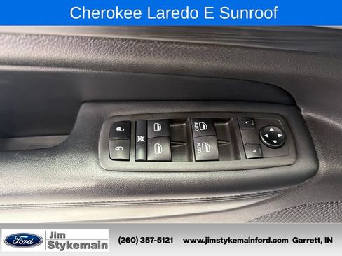 Used 2021 Jeep Grand Cherokee Laredo w/ Security & Convenience Group AWD/4WD image 19