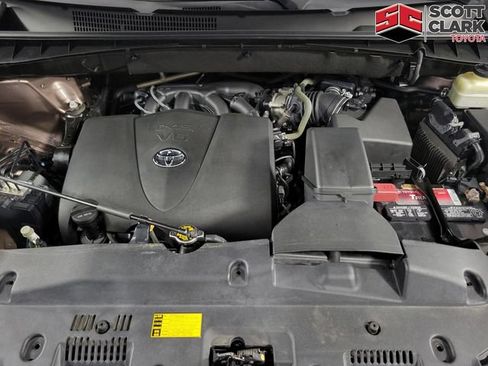 Used 2017 Toyota Highlander XLE FWD image 12