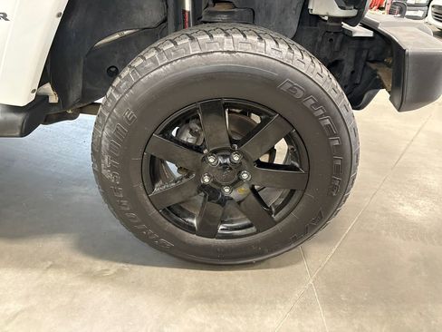 Used 2014 Jeep Wrangler Unlimited Sahara AWD/4WD image 15