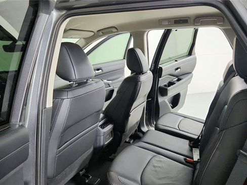 Used 2025 Nissan Pathfinder SL FWD image 23