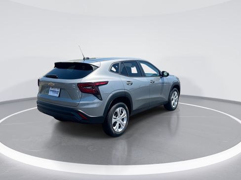 Used 2024 Chevrolet Trax LS w/ Driver Confidence Package FWD image 9